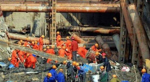 違規(guī)再起 青島地鐵施工坍塌已致3死 2人失聯(lián)！