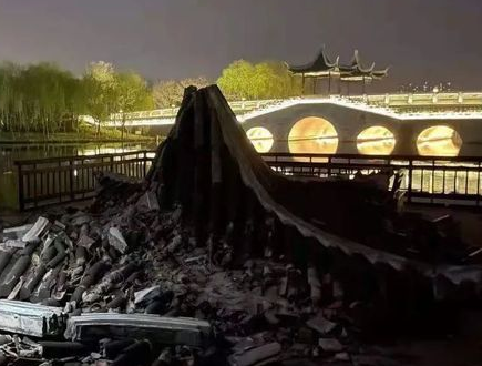 “膠”點(diǎn)事件：紹興迪蕩湖公園一處涼亭突然倒塌！